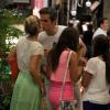 Flávia Alessandra beija Otaviano Costa durante passeio em shopping do Rio