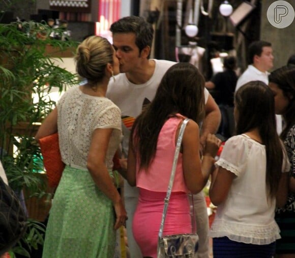 Flávia Alessandra beija Otaviano Costa durante passeio em shopping do Rio