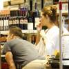 Cauã Reymond e a namorada, Mariana Goldfarb, escolheram vinhos em uma loja da Barra da Tijuca, Zona Oeste do Rio de Janeiro, na noite desta quarta-feira, 30 de março de 2016
