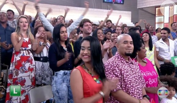 Joelma foi ovacionada por fãs ao cantar no 'Encontro com Fátima Bernardes'