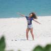 Sabrina Sato se diverte fazendo poses divertidas em ensaio na Praia da Barra