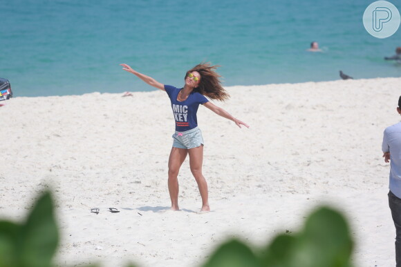Sabrina Sato se diverte fazendo poses divertidas em ensaio na Praia da Barra