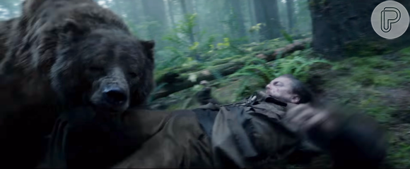 Em uma das cenas mais emblemáticas do filme 'O Regresso', o personagem de Leonardo DiCaprio é atacado por um urso na floresta