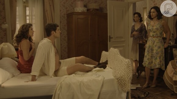 Filomena (Débora Nascimento) caiu na armação e flagrou Candinho (Sergio Guizé) na cama com Diana (Priscila Fantin), na novela 'Êta Mundo Bom!'