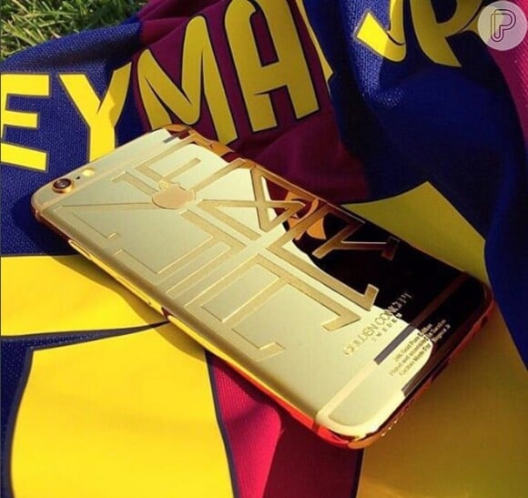 A peça é um presente da empresa suíça Golden Concept para Neymar polida a ouro 24 quilates e custa US$ 4490, cerca de R$ 16 mil
