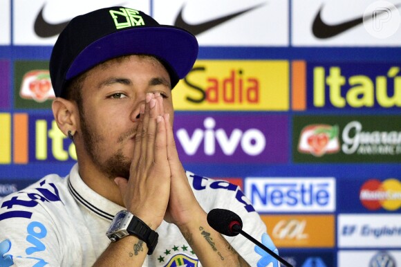 Neymar foi criticado ao postar foto de seu novo presente, um celular com capa banhada a ouro de R$ 16 mil