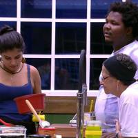 'BBB 16': Ronan discute com Geralda sobre Cacau. 'Você é muito cruel'