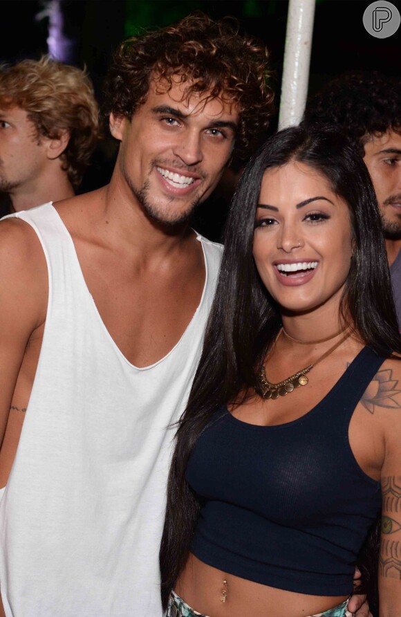 Aline Riscado e Felipe Roque assumiram o namoro com uma foto no Instagram