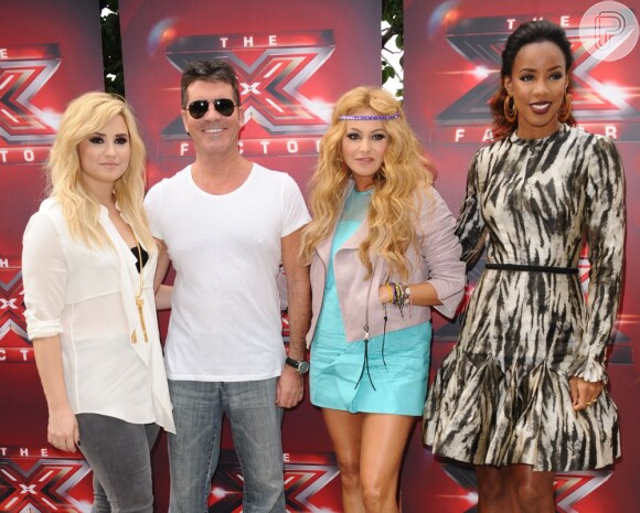 Demi Lovato, Simon Cowell, Paulina Rubio e Kelly Roland são os jurados do 'The X Factor USA'. O programa é apresentado por Mario Lopez