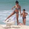 Aline Riscado exibiu o corpo em forma e aproveitou para brincar com o filho à beira mar