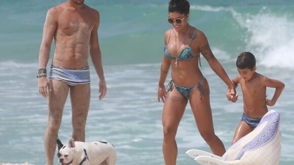Aline Riscado se diverte com filho e o namorado, Felipe Roque, em praia do Rio