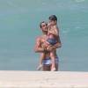 Felipe Roque aproveitou a praia com Nathan, de 5 anos, filho da modelo Aline Riscado