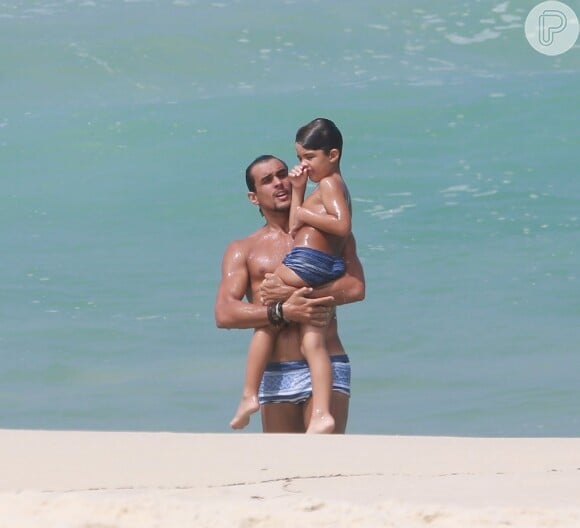 Felipe Roque aproveitou a praia com Nathan, de 5 anos, filho da modelo Aline Riscado