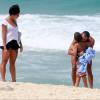 Aline Riscado curtiu a praia com Felipe Roque e o filho no Rio de Janeiro