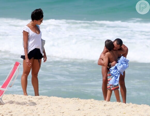Aline Riscado curtiu a praia com Felipe Roque e o filho no Rio de Janeiro