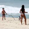 Aline Riscado e Felipe Roque foram juntos à praia na companhia do filho da modelo