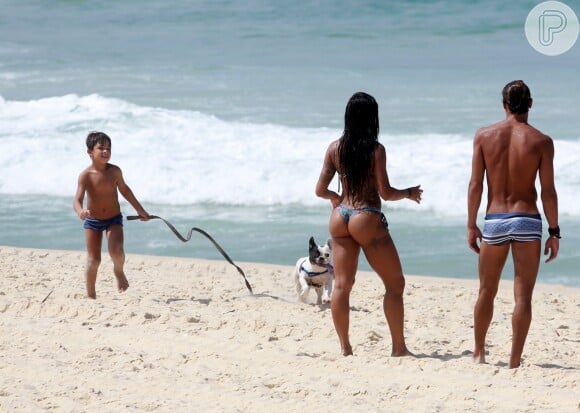 Aline Riscado e Felipe Roque foram juntos à praia na companhia do filho da modelo