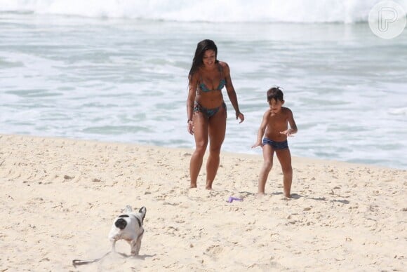 Aline Riscado brincou com o filho à beira mar, junto com seu cachorrinho