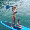Flávia Alessandra praticou stand up paddle no feriado com a filha caçula, Olívia