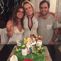 Ana Maria Braga completa 67 anos com bolo de aniversário personalizado: 'Rainha'