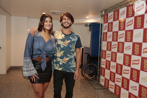 Giulia Costa e Brenno Leone posam juntos no show da dupla Henrique e Juliano no Rio de Janeiro, nesta sexta-feira, 1º de abril de 2016