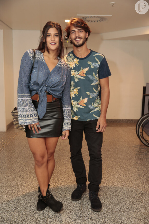 O casal Giulia Costa e Brenno Leone, que atua junto em 'Malhação', esteve no show da dupla Henrique e Juliano no Rio, nesta sexta-feira, 1º de abril de 2016