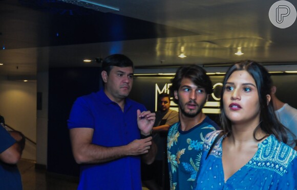 Giulia Costa e Brenno Leone chegam juntos ao Metropolitan, no Rio, para o show da dupla Henrique e Juliano, nesta sexta-feira, 1º de abril de 2016