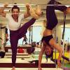 Fernanda Souza  e Bruna Marquezine brincam com pose em aula de pilates