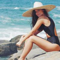 Namorada de Cauã Reymond, Mariana Goldfarb posa de maiô na praia