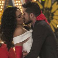 Débora Nascimento e José Loreto protagonizam cenas quentes no 'Amor & Sexo'