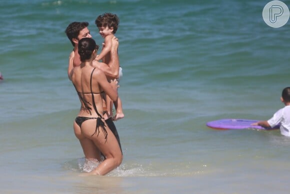 Juliana Paes e seu marido, Carlos Eduardo Baptista, toma conta do filho na praia da Barra da Tijuca, no Rio de Janeiro
