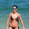 Juliana Paes exibe barriga sequinha em praia no domingo (3)