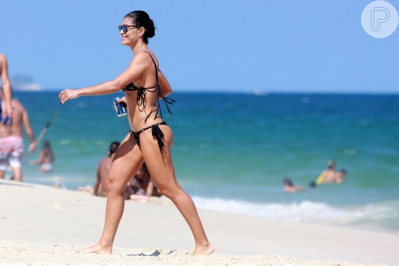 Juliana Paes curte folga de 'Totalmente Demais' em praia do Rio e esbanja boa forma de biquíni