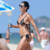 Juliana Paes exibe barriga sarada e bebe cerveja em dia de praia