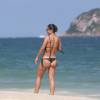 Juliana Paes curte folga de 'Totalmente Demais' em praia do Rio e esbanja boa forma de biquíni