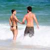 Juliana Paes curte praia com o marido