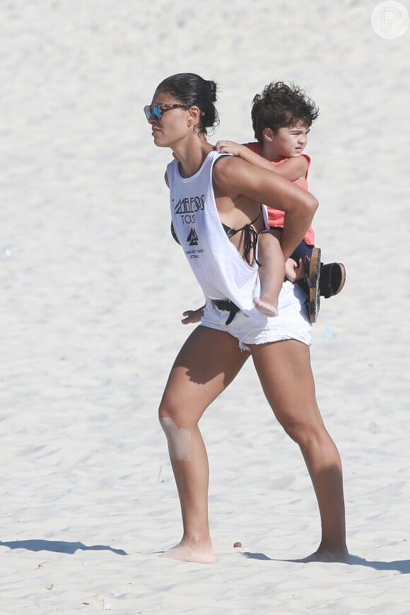 Juliana paes carrega o filho nas costas ao deixar a praia