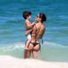 Juliana Paes se diverte com o filho em praia do Rio