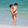 Juliana Paes se diverte com o filho em praia do Rio