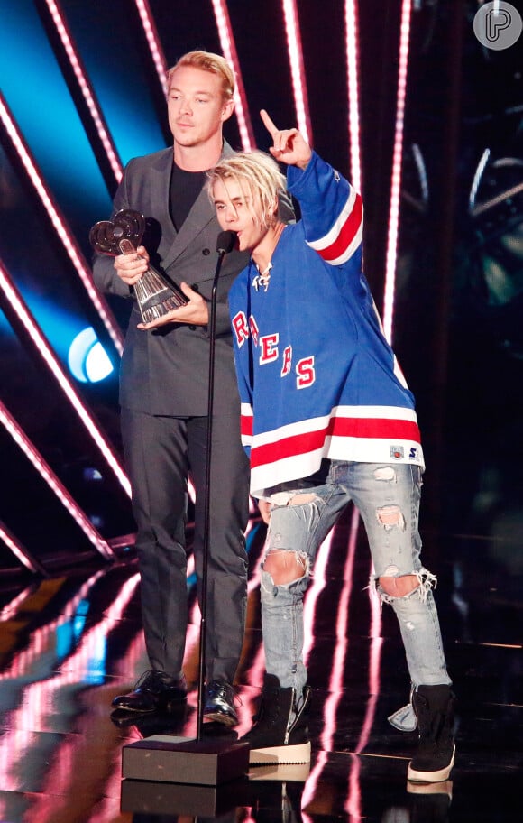 Justin Bieber venceu nas categorias 'Canção Dance do Ano' com 'Where Are Ü now', 'Artista Masculino do Ano' e 'Best Fan Army'
