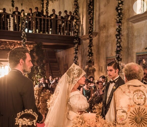 Maria Tereza (Julia Dalavia) acaba sendo obrigada a se casar com Carlos Eduardo (Rafael Vitti), na novela 'Velho Chico'