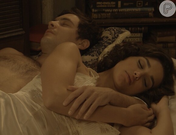 Candinho (Sergio Guizé) e Filomena (Débora Nascimento) tiveram sua primeira noite de amor, na novela 'Êta Mundo Bom!