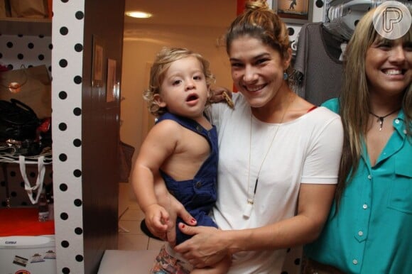 Priscila Fantin posa com o filho, Romeo, de 1 ano e 4 meses
