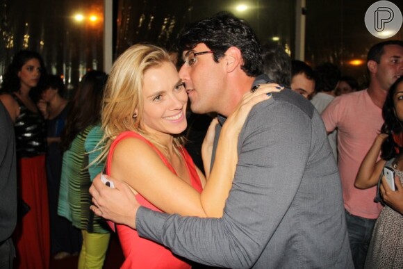 Carolina Dieckmann recebe carinho de Bruno de Luca no Festival do Rio em 3 de setembro de 2013