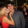 Carolina Dieckmann dá beijo carinhoso em Bruno de Luca no Festival do Rio