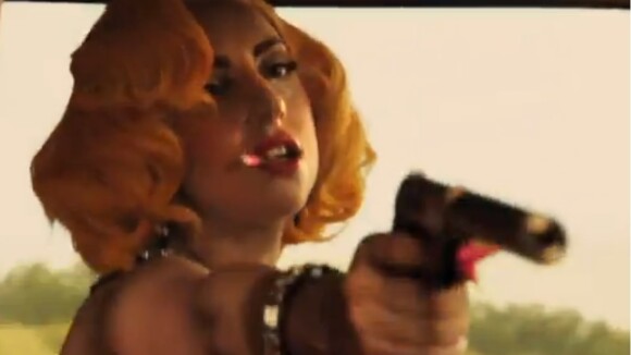 Lady Gaga aparece armada e sedutora em novo clipe do filme 'Machete Kills'