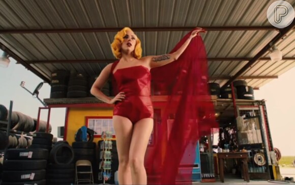 Lady Gaga aparece sedutora no novo clipe do filme 'Machete Kills'