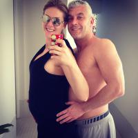 Ana Hickmann posa com o marido exibindo barriga de 4 meses de gravidez