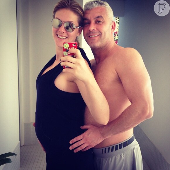 Ana Hickmann posa com o marido, Alexandre Corrêa, e mostra a barriga de quatro meses de gestação