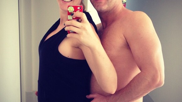 Ana Hickmann posa com o marido exibindo barriga de 4 meses de gravidez